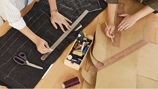 Photo de mains de couturières pour illustrer comment créer un site web sur mesure.