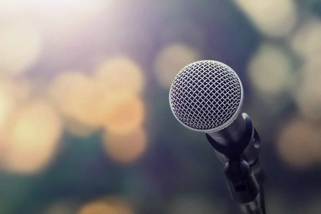 Photo en gros plan d'un micro pour illustrer la popularité grandissante des contenus audio, que l'on appelle aussi audio-augmentés. Une tendance intéressante à développer que propose mon agence web.